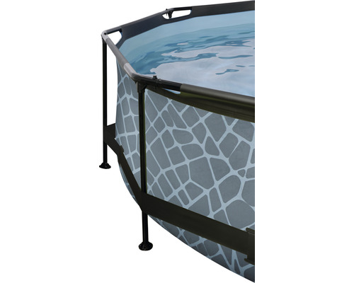 Detailansicht eines Stahlrahmenpools mit Steinmuster