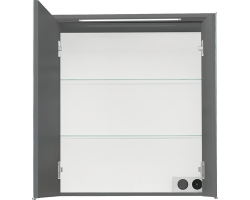 Geöffneter Spiegelschrank mit zwei Glasböden und Steckdosenleiste