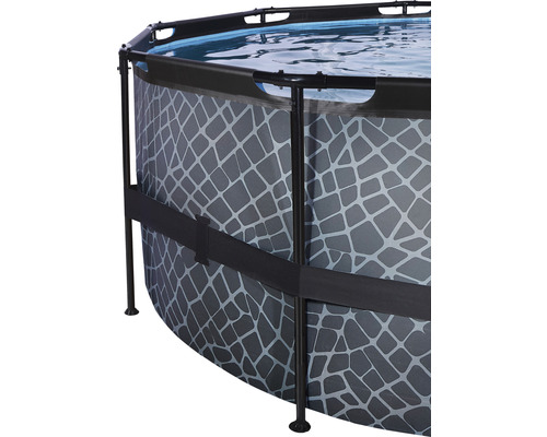 Detailansicht eines runden Schwimmbeckens mit Stahlrahmen und Mosaikmuster.