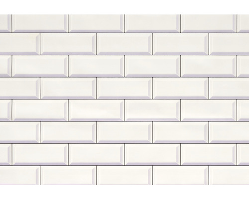 Rechteckige Fliesen an einer Wand