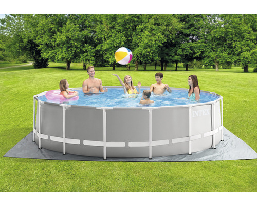 Familie im Stahlrahmenpool im Garten mit Intex Logo