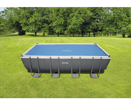 Rechteckiger Pool mit Abdeckung auf einer Wiese