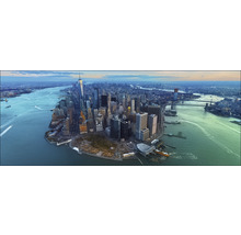 Panoramaaufnahme der Skyline von New York City mit dem One World Trade Center und dem East River.