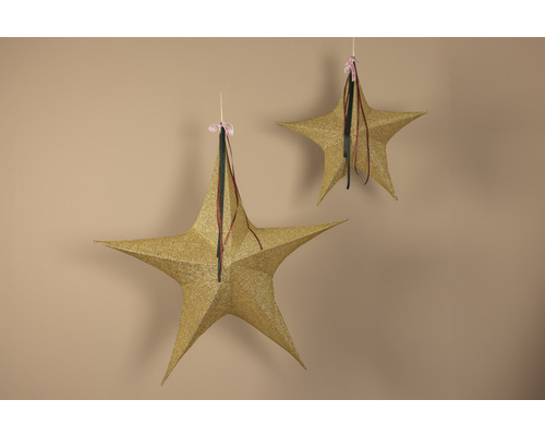 Zwei goldene Dekosterne mit Bändern hängen von der Decke.