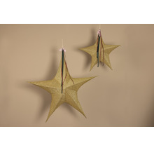 Zwei glitzernde Sterne als Weihnachtsdekoration hängen von der Decke
