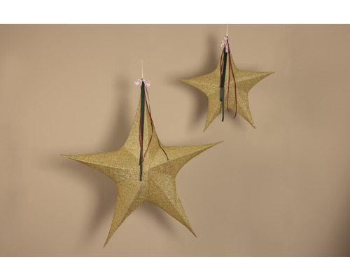 Zwei glitzernde Sterne als Weihnachtsdekoration hängen von der Decke