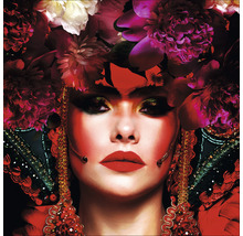 Porträt einer Frau mit Blumenschmuck und aufwendigem Make-up