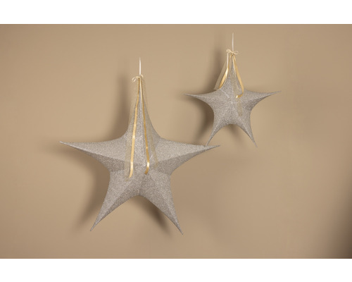 Zwei silberne Sterne zur Dekoration hängen an Bändern.