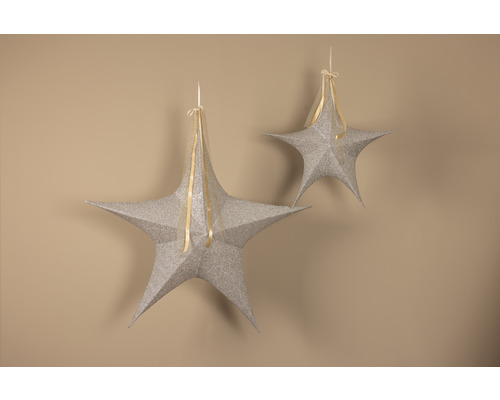 Zwei glitzernde Papiersterne als Dekoration mit Bändern zum Aufhängen