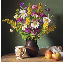 Blumenstrauß in einer Vase mit Tasse und Äpfeln