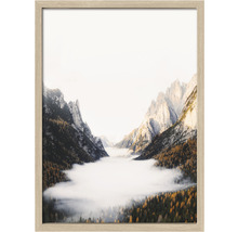 Gerahmtes Bild einer Berglandschaft mit Nebel