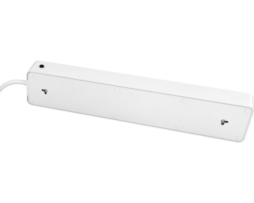 Unterseite einer weißen Steckdosenleiste mit Befestigungslöchern