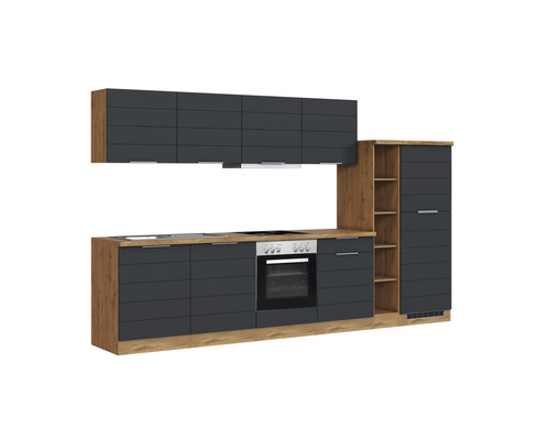 Küchenzeile mit Hängeschränken, Spüle, Herd und Kühlschrank