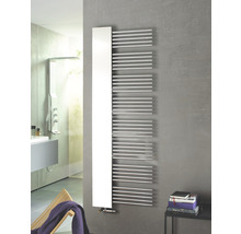 Design Heizkörper im Badezimmer mit horizontalen Heizstäben.