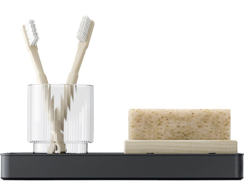 Badezimmer-Set mit Zahnputzbecher, zwei Zahnbürsten und Seife auf Ablage