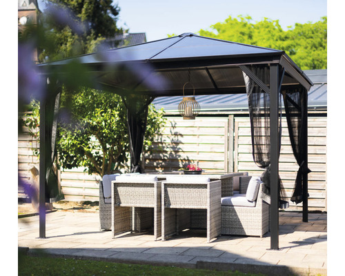 Gartenpavillon mit Esstisch und Stühlen auf einer Terrasse