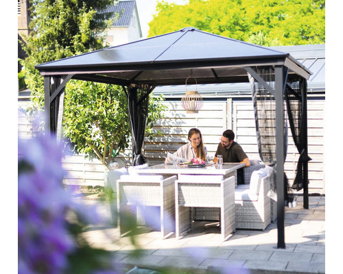 Pavillon mit Tisch und Sitzgelegenheiten im Garten