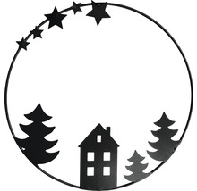 Dekorativer Metallring mit Haus, Tannenbäumen und Sternen für eine weihnachtliche Atmosphäre