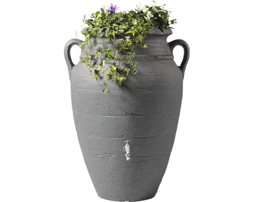 Grauer Wasserspeicher im Amphorenstil mit Pflanzen und Auslaufhahn zur Gartenbewässerung