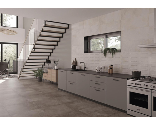 Heller Raum mit Treppe, Küchenzeile, Fliesenboden und Fliesenwand