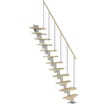 Holztreppe mit Metallgeländer