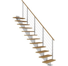 Gerade Treppe mit Holzstufen, Metallgeländer und Handlauf aus Holz.