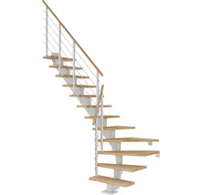 Treppe mit Holzstufen und Geländer mit Metallstäben