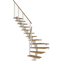 Treppe mit Holzstufen und weißem Geländer