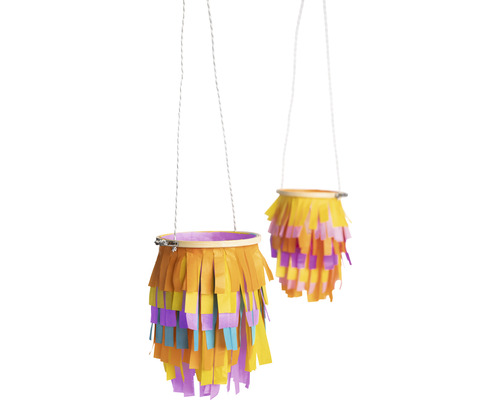 Zwei dekorative Papierlaternen hängen an Fäden