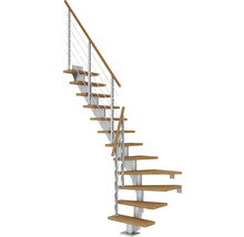 Treppe mit Holzstufen und Metallgeländer