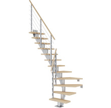 Treppe mit Holzstufen und Metallgeländer