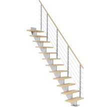 Holztreppe mit Metallgeländer