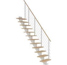 Treppe mit Holzstufen, Geländer und Stahlseilen
