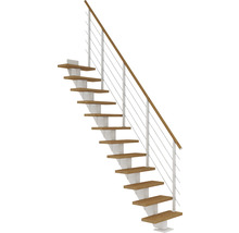 Treppe mit Holzstufen und Geländer aus Metall