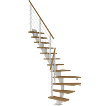 Treppe mit Holzstufen und Metallgeländer