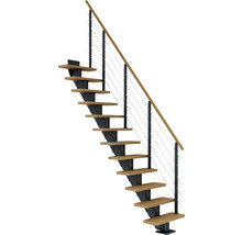 Treppe mit Holzstufen, Metallrahmen und Geländer mit Holzhandlauf