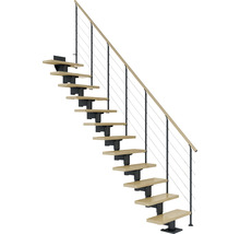 Treppe mit Holzstufen, Geländer und Stahlseilen