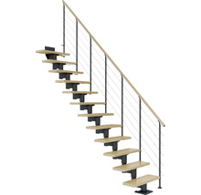 Treppe mit Holzstufen, Geländer und Stahlseilen