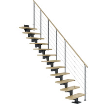 Treppe mit Holzstufen, Stahlbefestigungen und Geländer mit Stahlseilen