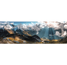 Panoramabild der Grossglockner Hochalpenstrasse in Österreich mit verschneiten Bergen und kurvenreicher Strasse