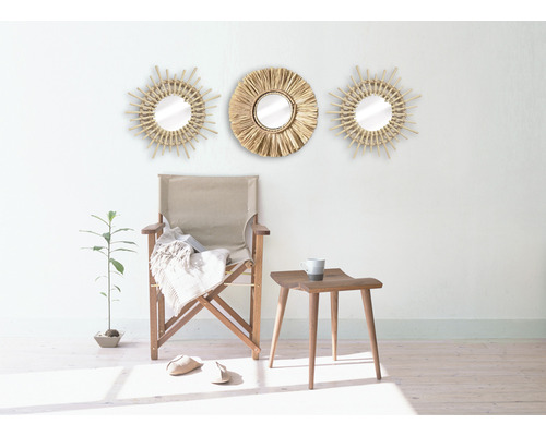 Dekorative Szene mit drei Spiegeln, einem Regiestuhl und einem Holzhocker