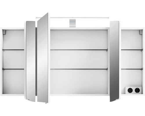 Geöffneter Spiegelschrank mit Glasablagen und Steckdosen
