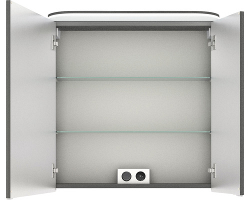 Geöffneter Spiegelschrank mit zwei Glasböden und Steckdosen