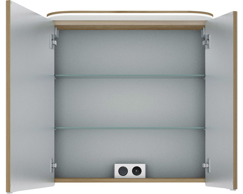 Geöffneter Spiegelschrank mit zwei Glasablagen und Steckdose