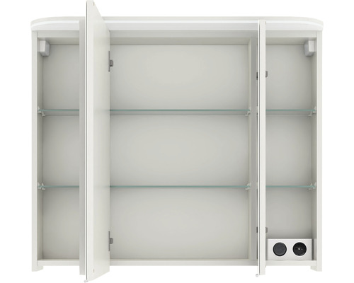 Geöffneter Spiegelschrank mit drei Türen und Glasablagen