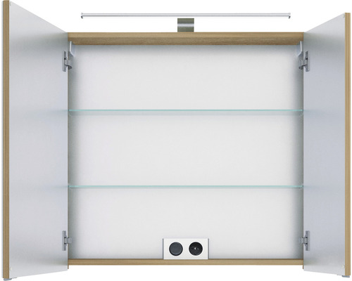 Geöffneter Spiegelschrank mit Beleuchtung, Steckdosen und Glasablagen