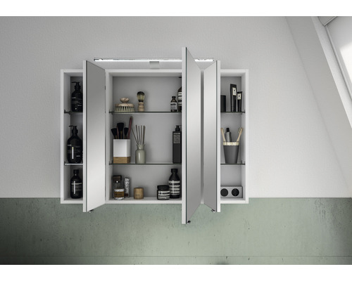 Spiegelschrank mit Beleuchtung und geöffneten Türen an einer Wand