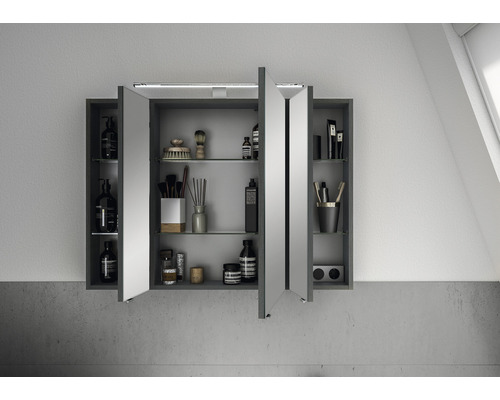 Offener Spiegelschrank mit Beleuchtung und Badutensilien