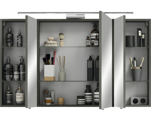 Spiegelschrank mit offen stehenden Türen und mehreren Badutensilien