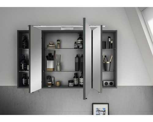 Spiegelschrank mit Regalen zur Aufbewahrung von Badartikeln